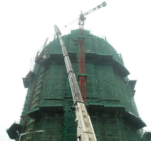 中山吊车在工地上作业